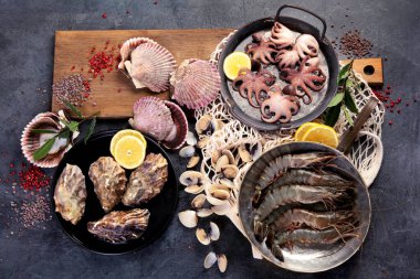 Karanlık arka planda taze deniz ürünleri düzenlemesi. Akdeniz diyeti konsepti. Düz konum, üst görünüm, kopyalama alanı