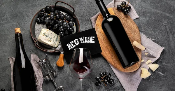 Rode Wijn Assortiment Met Voorgerechten Grijze Achtergrond Traditionele Alcoholische Dranken — Stockfoto