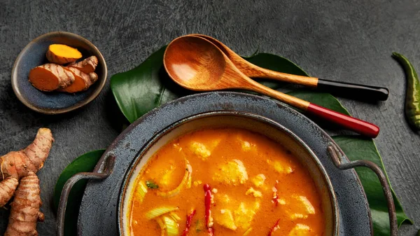 Curry Amarelo Com Frango Tigela Fundo Escuro Comida Asiática Tradicional — Fotografia de Stock