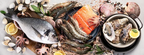 Halválaszték Világosszürke Háttérrel Mediterrán Ételfogalom Lapos Fekvés Felülnézet Panoráma — Stock Fotó