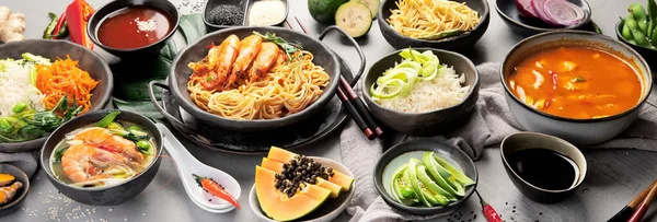 Asijské Pokrmy Odrůda Šedém Pozadí Tradiční Kokpit Jídlo Panorama — Stock fotografie