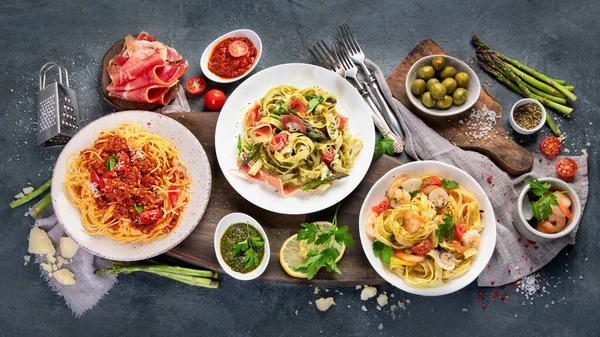 Pasta Assortiment Donkere Achtergrond Traditioneel Italiaans Voedselconcept Bovenaanzicht Flat Lay — Stockfoto