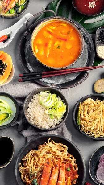 Asya Yemekleri Gri Arka Planda Geleneksel Yemek Kokteyli Üst Görünüm — Stok fotoğraf