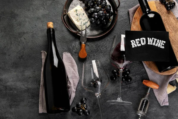 Surtido Vinos Tintos Con Aperitivos Sobre Fondo Gris Bebidas Alcohólicas —  Fotos de Stock