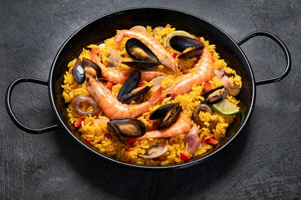 Gri arka planda deniz ürünleri pastası. Akdeniz diyeti. Geleneksel gıda konsepti. 