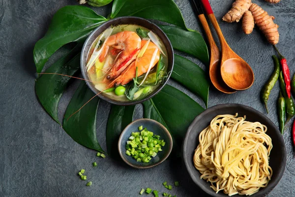 Grünes Curry Mit Huhn Schüssel Auf Dunklem Hintergrund Traditionelle Asiatische — Stockfoto