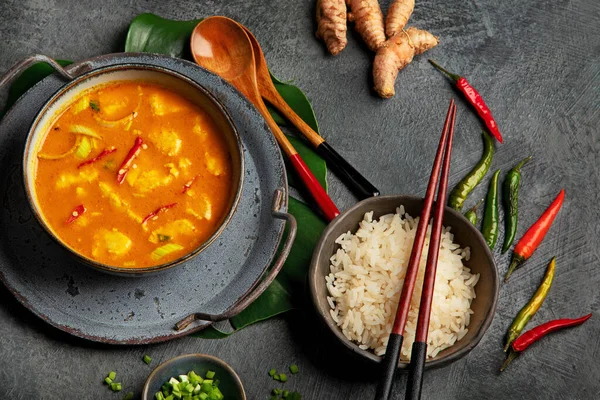 Gelbes Curry Mit Huhn Schüssel Auf Dunklem Hintergrund Traditionelle Asiatische — Stockfoto