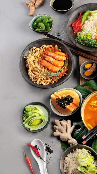 Plats Asiatiques Variété Sur Fond Gris Nourriture Traditionnelle Cocnept Vue — Photo