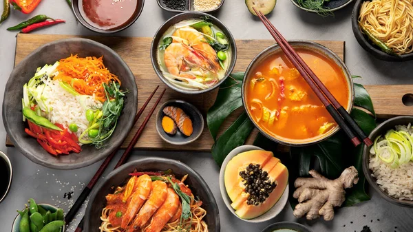 Aziatische Gerechten Variëteit Grijze Achtergrond Traditioneel Voedsel Cocnept Bovenaanzicht Vlak — Stockfoto