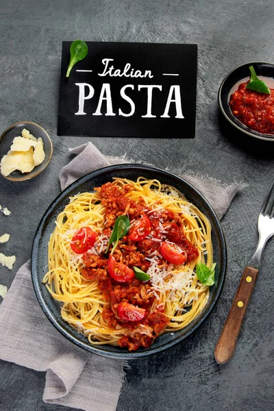 Spaghetti Bolognese Grå Bakgrund Traditionell Italiensk Pasta Hemlagat Matkoncept Ovanifrån — Stockfoto