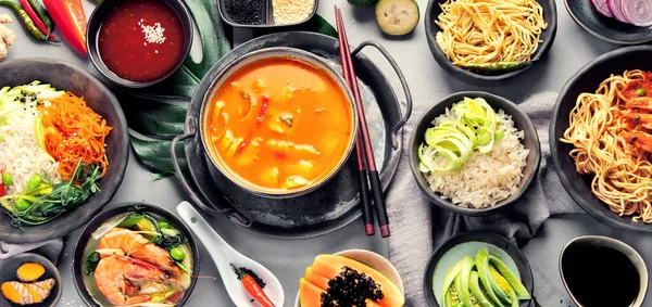 Asiatische Gerichte Auf Grauem Hintergrund Traditionelles Essen Kokettiert Draufsicht Flache — Stockfoto