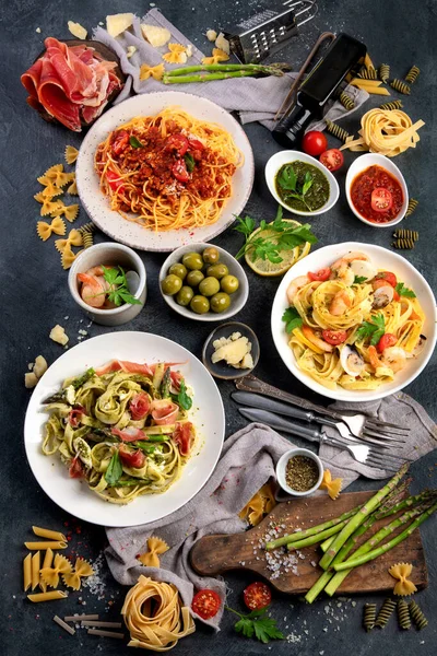 Pasta Assortiment Donkere Achtergrond Traditioneel Italiaans Voedselconcept Bovenaanzicht Flat Lay — Stockfoto