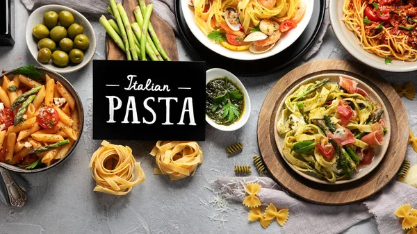 Pasta Assortiment Grijze Achtergrond Traditioneel Italiaans Voedselconcept Bovenaanzicht Flat Lay — Stockfoto