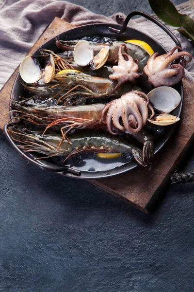 Rauwe Garnalen Donkere Achtergrond Mediterrane Dieetconcept Kopieerruimte — Stockfoto