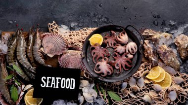 Karanlık arka planda taze deniz ürünleri düzenlemesi. Akdeniz diyeti konsepti. Düz konum, üst görünüm, kopyalama alanı