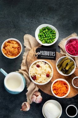 Gri arka planda en iyi probiyotik kaynakları. Mayalanmış yiyecek. Üst görünüm, düz görünüm, kopyalama alanı
