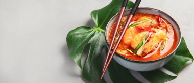 Açık gri arka planda tavuklu kırmızı köri. Geleneksel Asya yemekleri. Üst görünüm, düz görünüm, kopyalama alanı, panorama