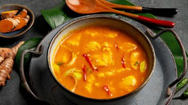 Sarı körili ve arka planda tavuk var. Geleneksel Asya yemekleri. 