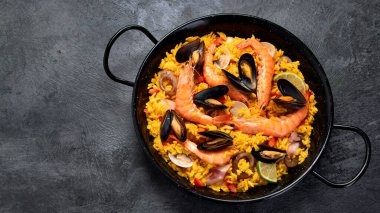 Gri arka planda deniz ürünleri pastası. Akdeniz diyeti. Geleneksel gıda konsepti. Düz konum, üst görünüm, kopyalama alanı