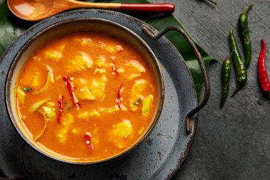 Sarı körili ve arka planda tavuk var. Geleneksel Asya yemekleri. Üst görünüm, düz görünüm, kopyalama alanı