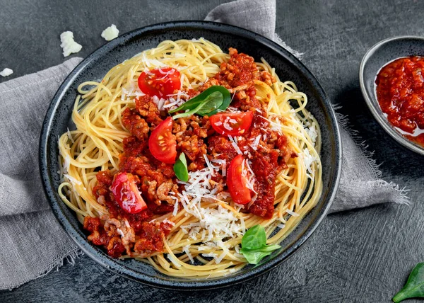 Spaghetti Bolognese Grå Bakgrund Traditionell Italiensk Pasta Hemlagad Mat Koncept — Stockfoto