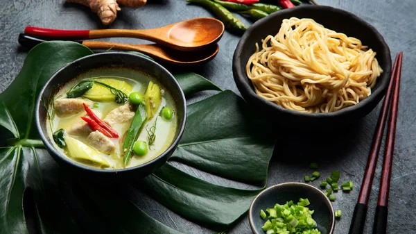 Green Curry Chicken Bowl Dark Background Traditional Asian Food — Stock Photo, Image
