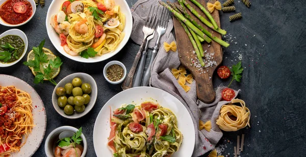 Pasta Assortiment Donkere Achtergrond Traditioneel Italiaans Voedselconcept Bovenaanzicht Flat Lay — Stockfoto
