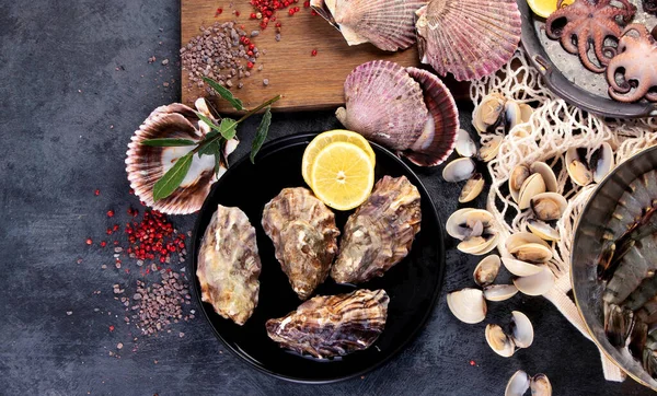 Fresh Seafood Arrangement Dark Background Mediterranean Diet Concept Flat Lay — Stockfoto