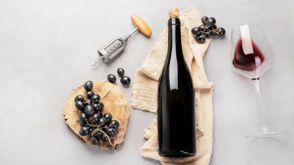 Surtido Vinos Tintos Con Aperitivos Sobre Fondo Gris Claro Bebidas —  Fotos de Stock