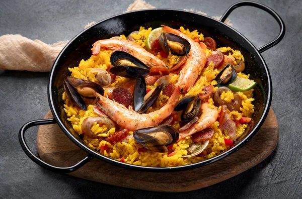 灰色背景的海鲜海鲜饭 地中海饮食 传统食物概念 — 图库照片