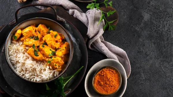 Mantequilla India Pollo Curry Con Arroz Basmati Sobre Fondo Oscuro —  Fotos de Stock