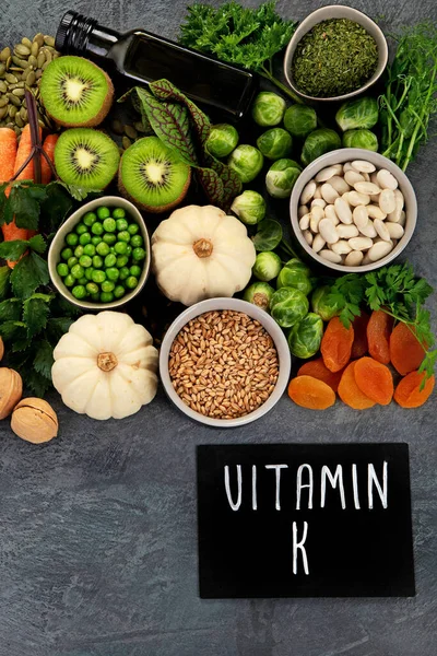 Alimentos Ricos Vitamina Fundo Escuro Conceito Dieta Saudável Vista Superior — Fotografia de Stock