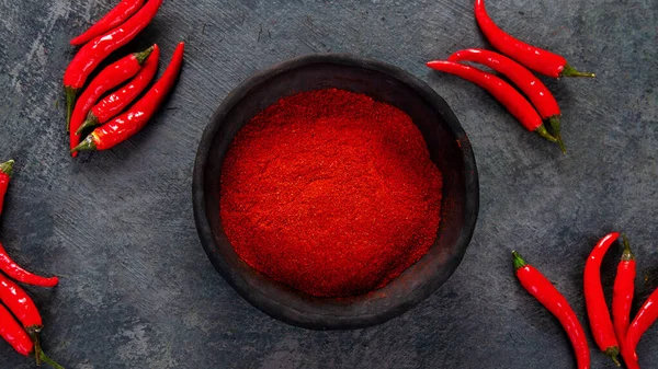 Vörös Chili Vagy Chili Cayenne Bors Sötét Háttérrel Hagyományos Fűszerek — Stock Fotó