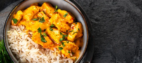 Indiase Boter Kip Curry Met Basmatirijst Donkere Achtergrond Traditioneel Zelfgemaakt — Stockfoto