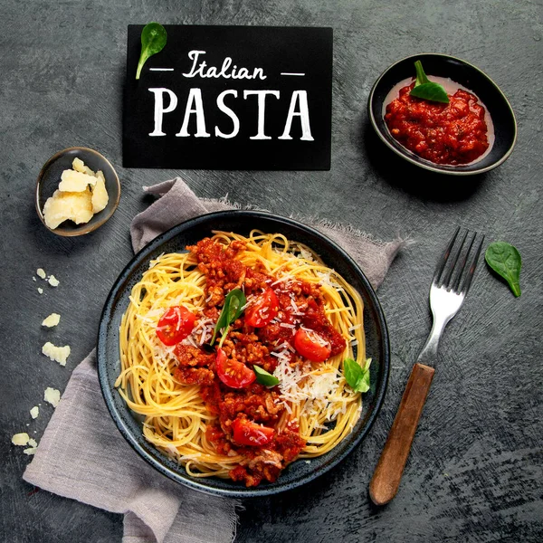 Bolognai Spagetti Szürke Háttérrel Hagyományos Olasz Tészta Házi Készítésű Étel — Stock Fotó