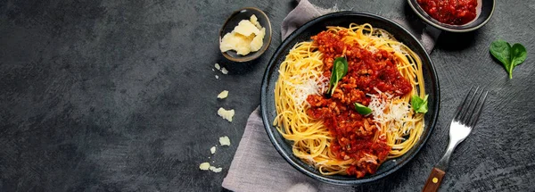 灰色背景的意大利面波洛尼斯 意大利传统面食 自制食品的概念 复制空间 — 图库照片