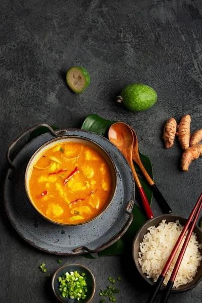 Curry Amarelo Com Frango Tigela Fundo Escuro Comida Asiática Tradicional — Fotografia de Stock