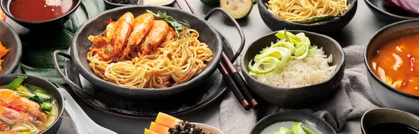 Platos Asiáticos Variedad Sobre Fondo Gris Cocnept Comida Tradicional Panorama —  Fotos de Stock