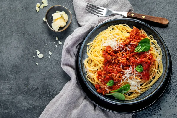 Spaghetti Bolognese Grå Bakgrund Traditionell Italiensk Pasta Hemlagat Matkoncept Ovanifrån — Stockfoto