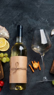 Beyaz şarap Pinot Grigio, deniz ürünleri ve atıştırmalıklar. Geleneksel alkol içecekleri. Üst görünüm, düz görünüm, kopyalama alanı