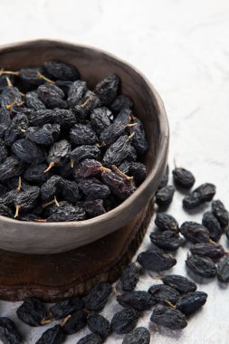 Açık arkaplanda koyu üzümler. Kurutulmuş Meyveler. 