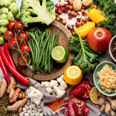 Gri arka planda bitki temelli diyet. Sağlıklı gıda konsepti. Üst manzara, düz uzanma