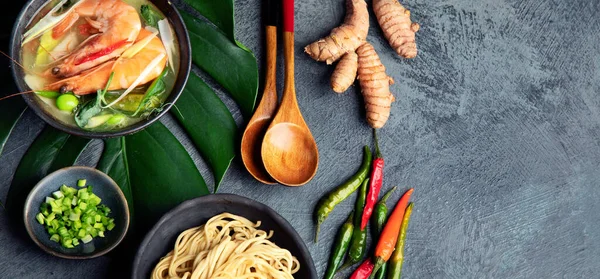 Groene Curry Met Kip Kom Donkere Achtergrond Traditioneel Aziatisch Eten — Stockfoto