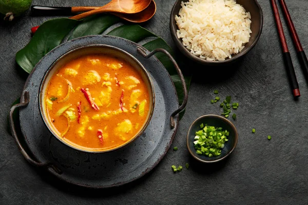 Curry Amarelo Com Frango Tigela Fundo Escuro Comida Asiática Tradicional — Fotografia de Stock