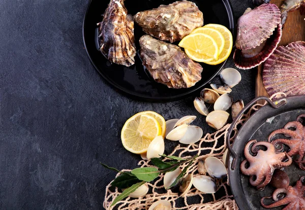 Fresh Seafood Arrangement Dark Background Mediterranean Diet Concept Flat Lay — Stockfoto