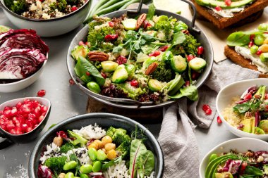 Gri arka planda vejetaryen yemekleri. Sağlıklı gıda konsepti. 