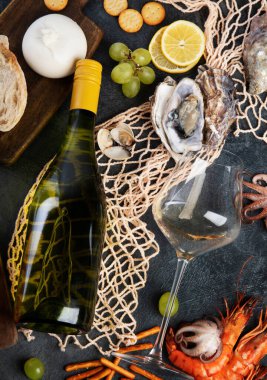 Beyaz şarap Pinot Grigio, deniz ürünleri ve atıştırmalıklar. Geleneksel alkol içecekleri. Üst manzara, düz uzanma