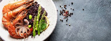 Açık gri arka planda kahverengi pirinçli karides. Akdeniz diyeti konsepti. Düz konum, üst görünüm, kopyalama alanı