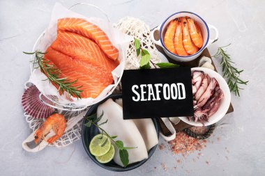 Hafif arka planda taze deniz ürünleri düzenlemesi. Akdeniz diyeti konsepti. Düz konum, üst görünüm, kopyalama alanı