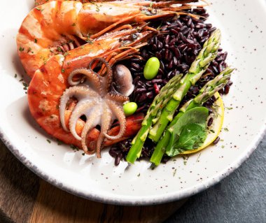 Açık gri arka planda kahverengi pirinçli karides. Akdeniz diyet kavramı. 